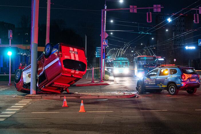 Vilniuje į apsaugininkus rėžėsi ugniagesių autobusiukas