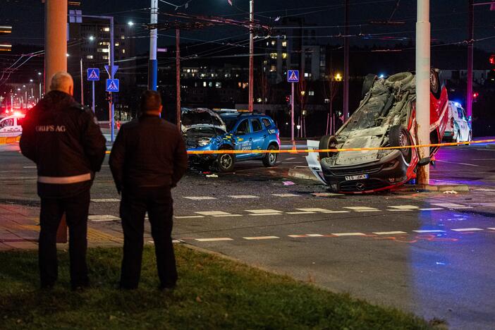 Vilniuje į apsaugininkus rėžėsi ugniagesių autobusiukas