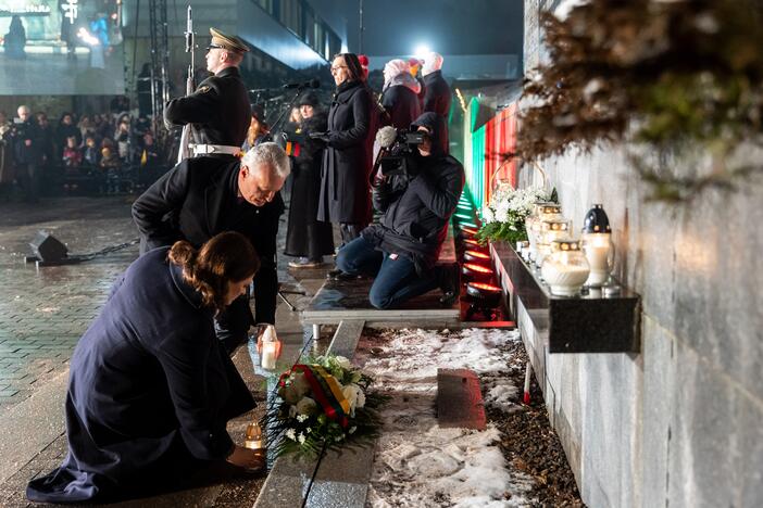 Atminimo laužų uždegimo ceremonija prie Vilniaus televizijos bokšto