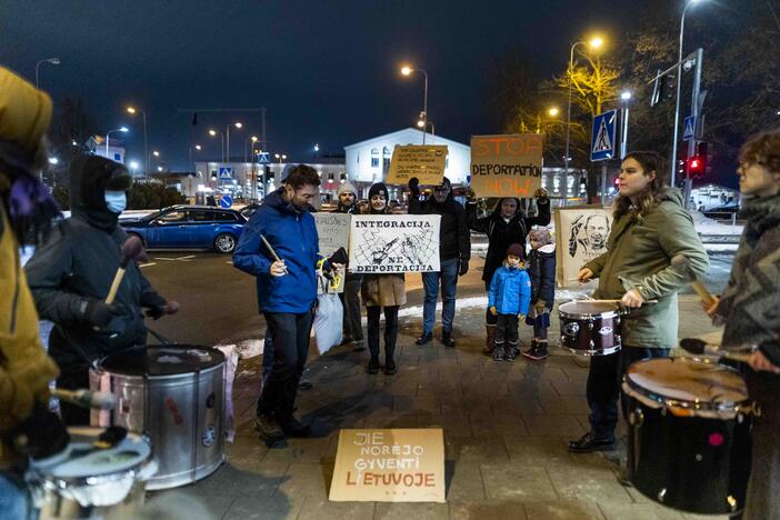 Žmogaus teisių gynėjai ir aktyvistai surengė protestą prieš deportaciją