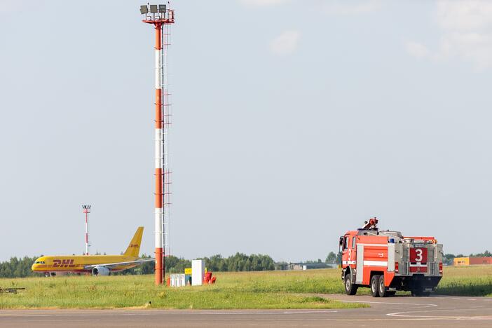 Vilniaus oro uosto kilimo-tūpimo take sugedęs lėktuvas