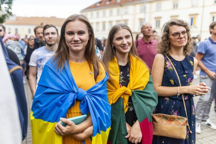 J. Bideno kalbos žmonės klausėsi ir S. Daukanto aikštėje šalia prezidentūros