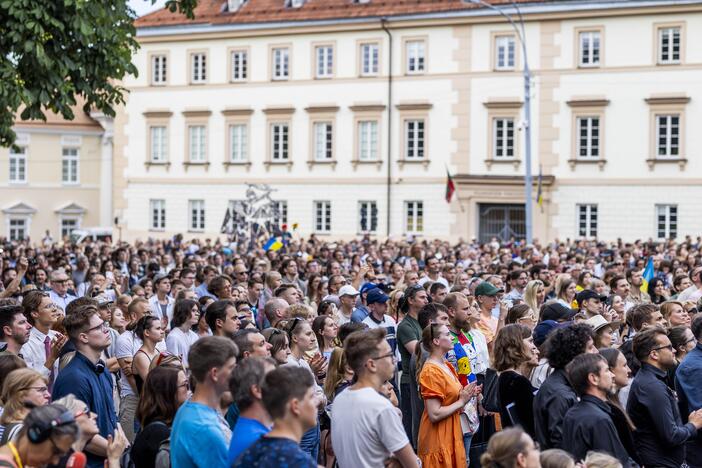 J. Bideno kalbos žmonės klausėsi ir S. Daukanto aikštėje šalia prezidentūros