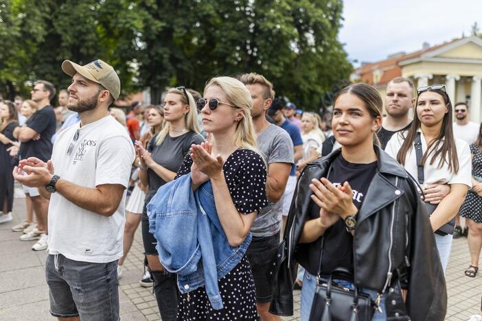 J. Bideno kalbos žmonės klausėsi ir S. Daukanto aikštėje šalia prezidentūros