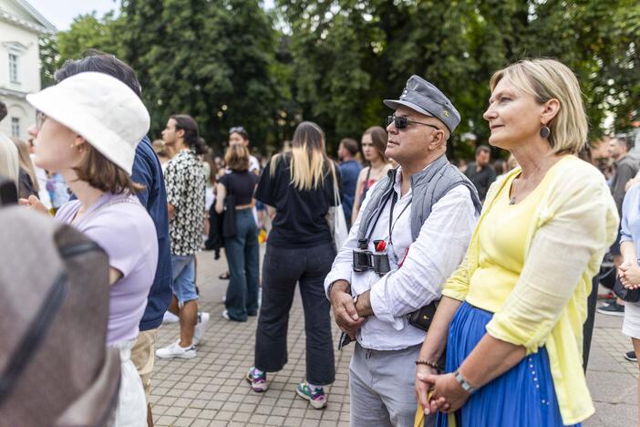 J. Bideno kalbos žmonės klausėsi ir S. Daukanto aikštėje šalia prezidentūros