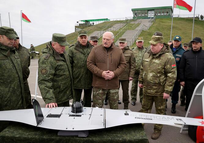 Apžiūrėti dronų atvykęs Baltarusijos prezidentas tikina, kad jam nereikia karo