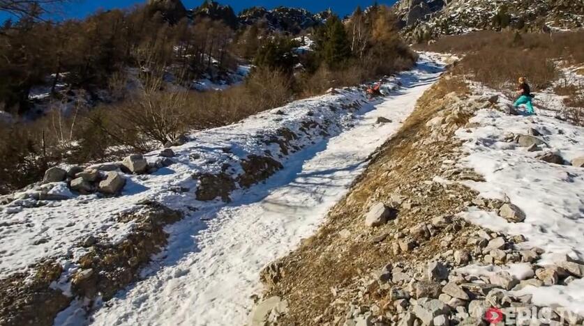 Su skraidančiu kostiumu 250 km/val. greičiu – vos keli metrai virš žemės paviršiaus