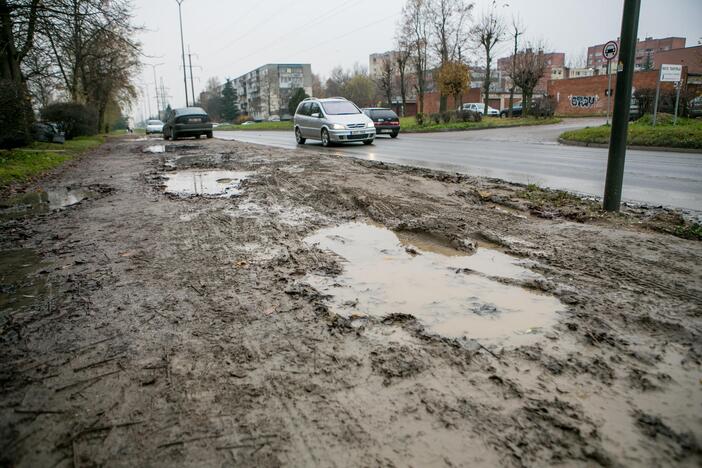 Nesutvarkyti Partizanų gatvės šaligatviai