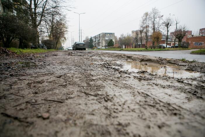 Nesutvarkyti Partizanų gatvės šaligatviai