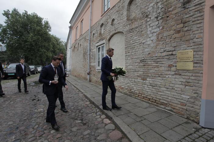 Gėlės ir žvakutės prie Prancūzijos ambasados Vilniuje