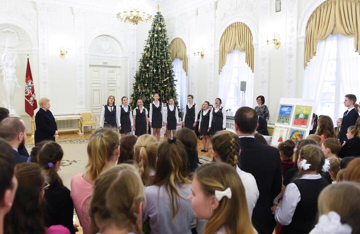 Į Prezidentūrą sugužėjo lietuviškų mokyklų užsienyje mokiniai