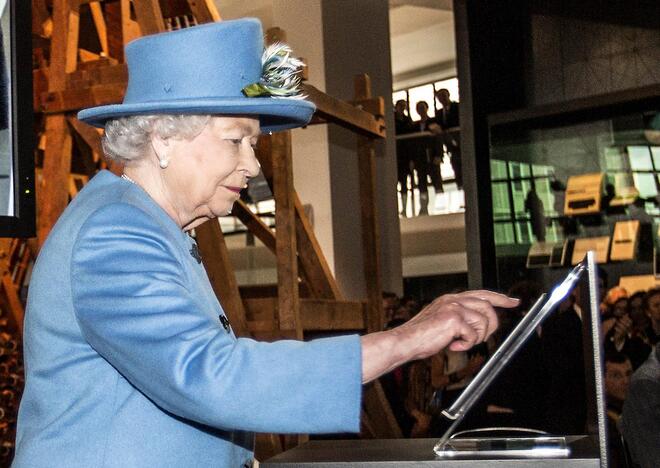 Elizabeth II rašo pirmąją „Twitter“ žinutę