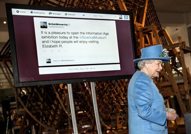 Elizabeth II rašo pirmąją „Twitter“ žinutę