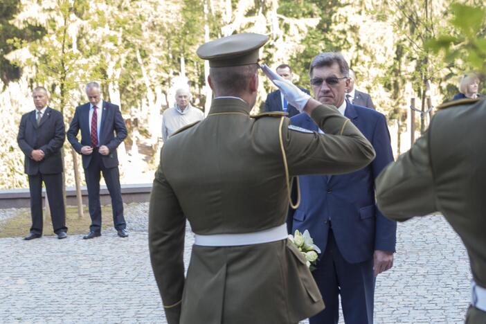 Valdžios atstovai padėjo gėlių ant prezidento A. Brazausko kapo