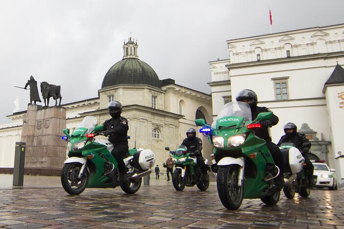 Policijos pareigūnai persėda ant motociklų