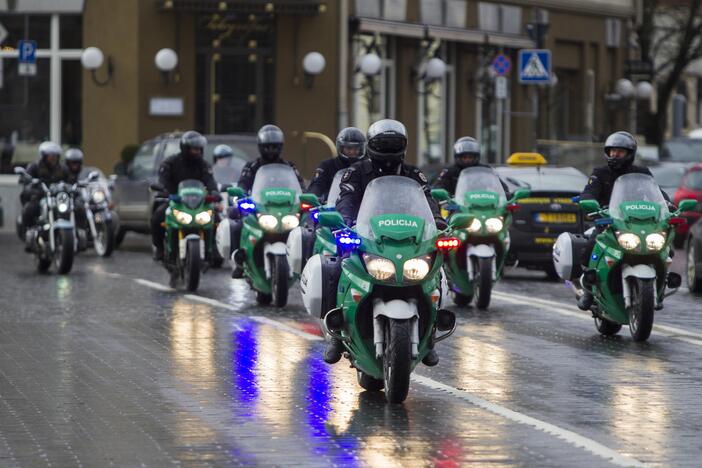 Policijos pareigūnai persėda ant motociklų