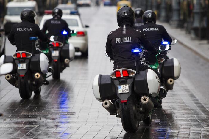 Policijos pareigūnai persėda ant motociklų