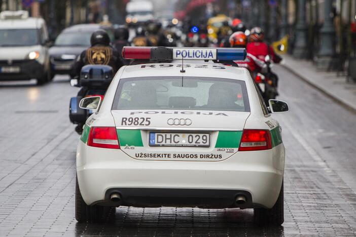 Policijos pareigūnai persėda ant motociklų