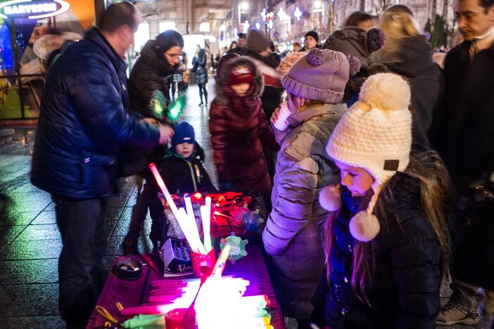 Vilniuje Katedros aikštėje įžiebta Lietuvos Kalėdų eglė