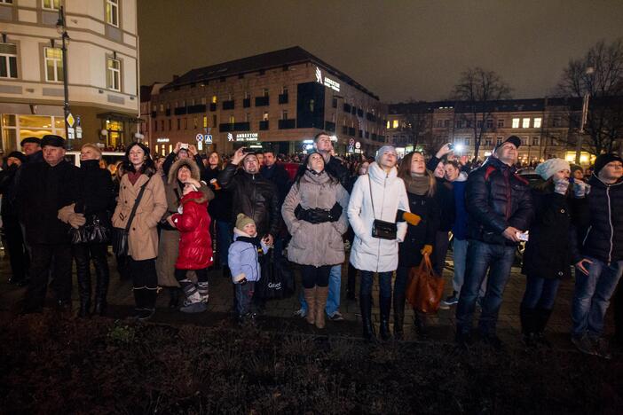 Vilniuje Katedros aikštėje įžiebta Lietuvos Kalėdų eglė