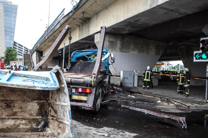 Vilniuje per avariją nuo tilto nukrito sunkvežimis