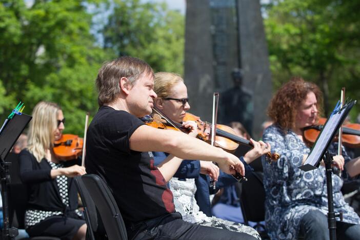 Simfoninio orkestro repeticija po atviru dangumi