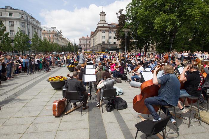 Simfoninio orkestro repeticija po atviru dangumi