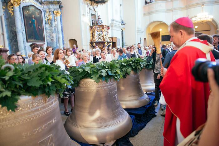 Šv. Apaštalų Pilypo ir Jokūbo bažnyčioje pašventinti kariljono varpai