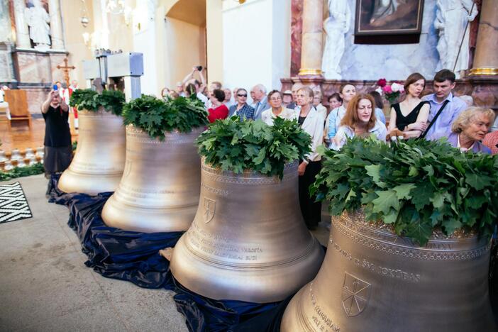 Šv. Apaštalų Pilypo ir Jokūbo bažnyčioje pašventinti kariljono varpai