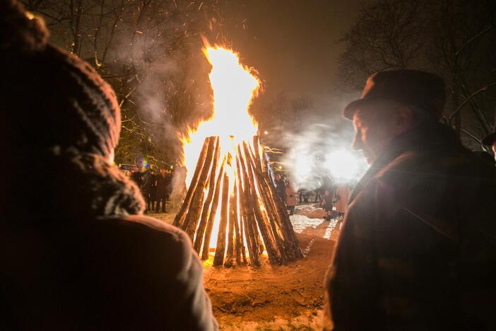 Sostinėje liepsnojo atminimo laužai