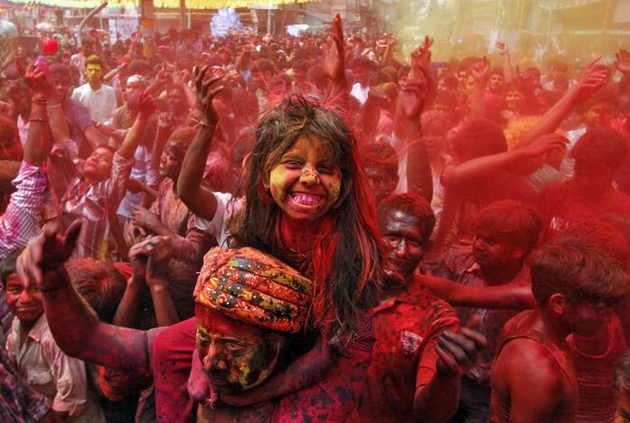 Milijonai indų pirmadienį švenčia populiarų hinduistų festivalį Holi