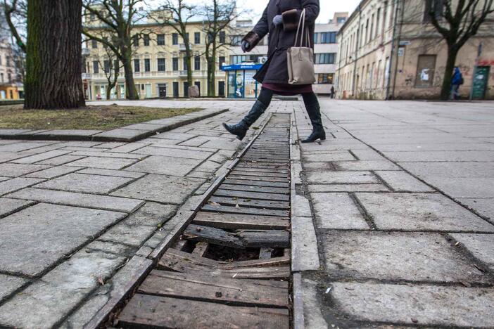 Nepriklausomybės aikštėje medinės grotelės pradėtos keisti metalinėmis 