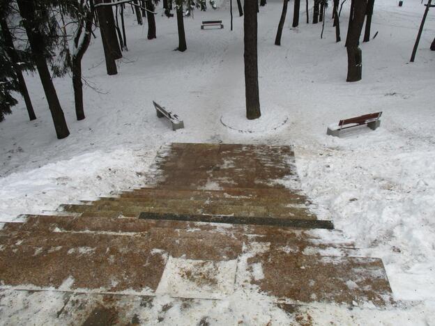 Už Trijų mergelių tilto – slidūs laiptai