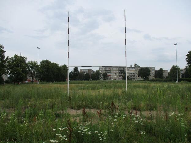 Pradėtas tvarkyti apleistas stadionas