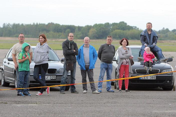 Aleksoto aerodrome vyko kaskadininkų šou „Skraidantys automobliai“.