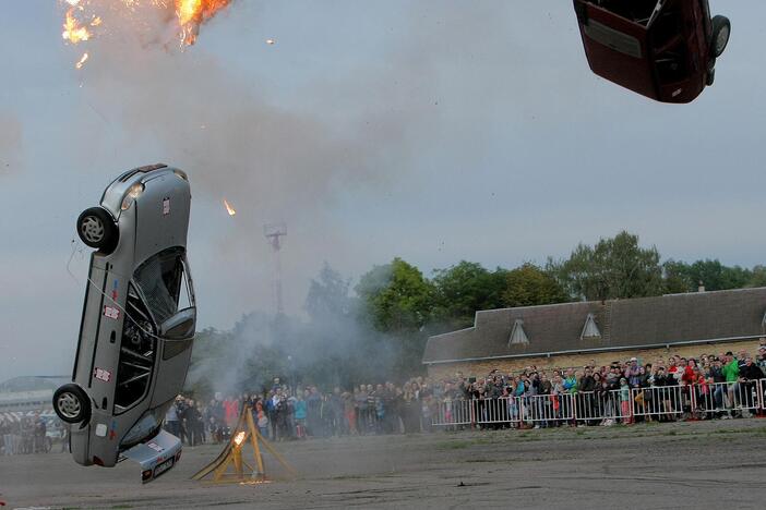 Aleksoto aerodrome vyko kaskadininkų šou „Skraidantys automobliai“.