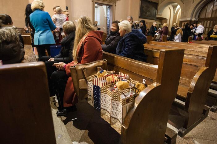 Vaikų namų auklėtinius pakrikštijo garsūs žmonės