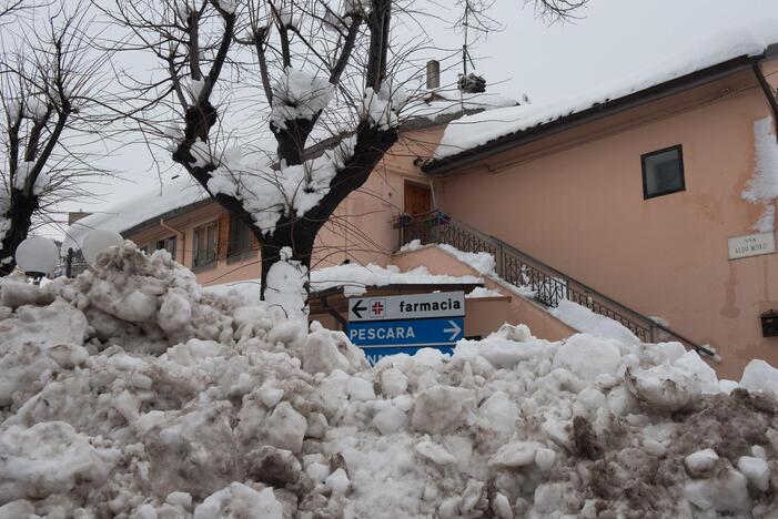 Italijoje sniego lavina užgriuvo viešbutį