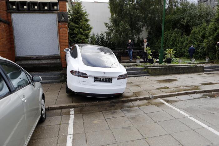 „Tesla“  Klaipėdoje taranavo sieną