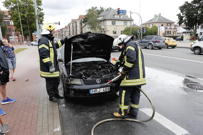 Užsidegė VW Passat automobilis