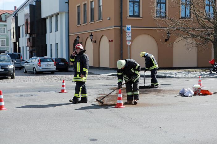 Į pratybas skubėję medikai rėžėsi į mikroautobusą