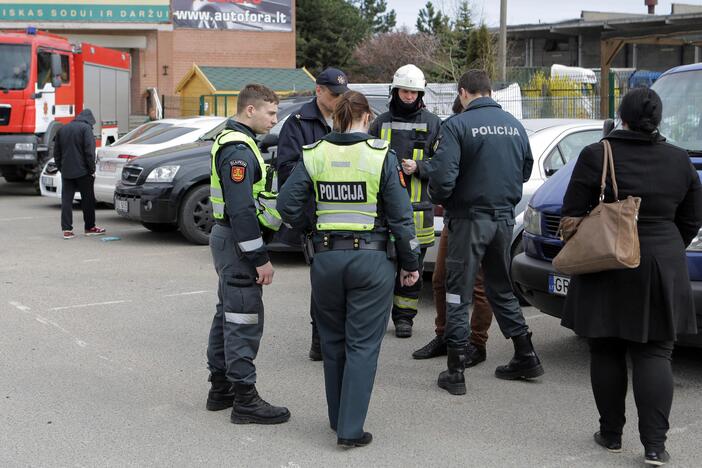 Nežinomas žmogus apipylė kabinetą degiu skysčiu