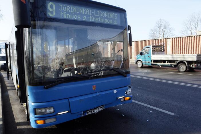 Minijos gatvėje susidūrė trys automobilaii