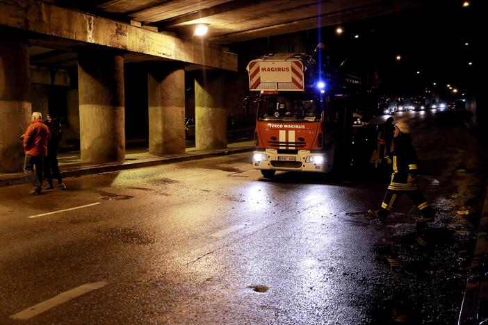 Nuo gelezinkelio viaduko nukrito metaline konstrukcija