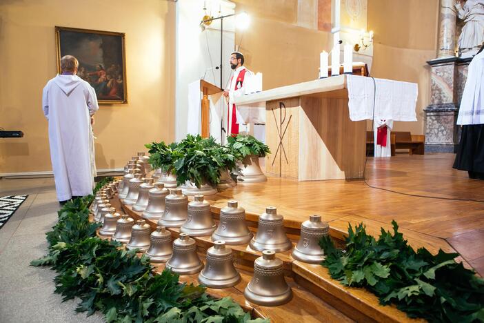 Šv. Apaštalų Pilypo ir Jokūbo bažnyčioje pašventinti kariljono varpai