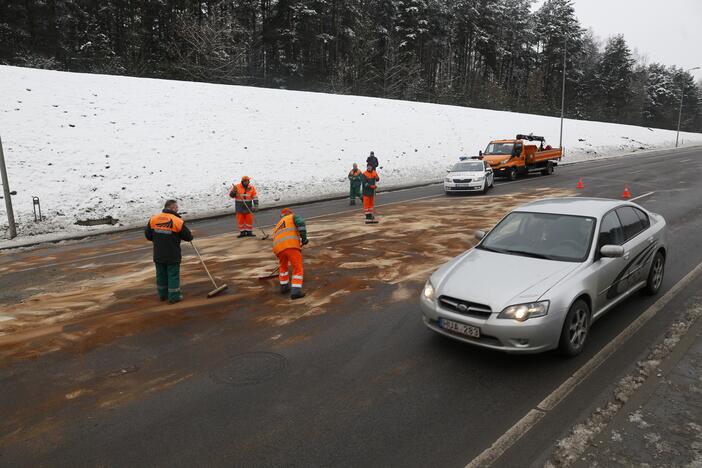 Per avariją Vilniuje išsiliejo dyzelinas