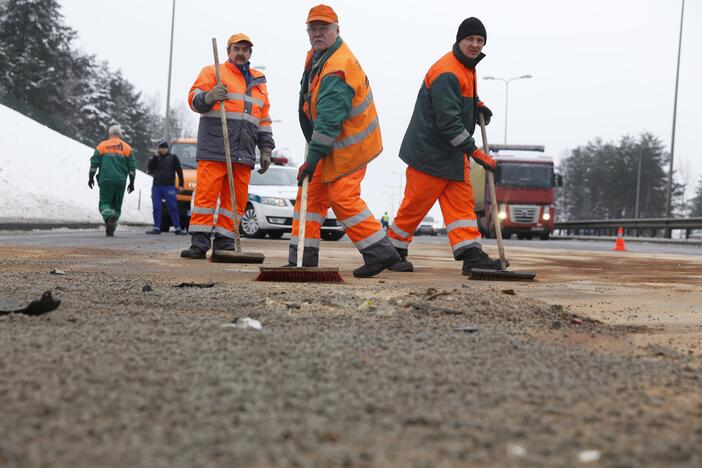 Per avariją Vilniuje išsiliejo dyzelinas