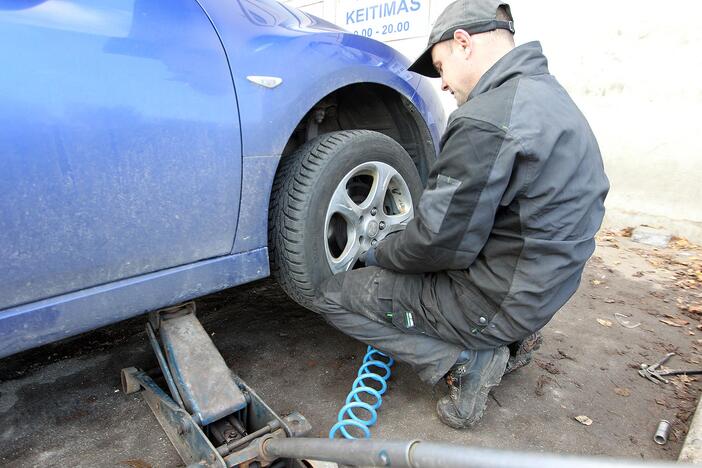 Kauniečiai keičia automobiliams padangas