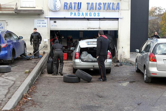 Kauniečiai keičia automobiliams padangas