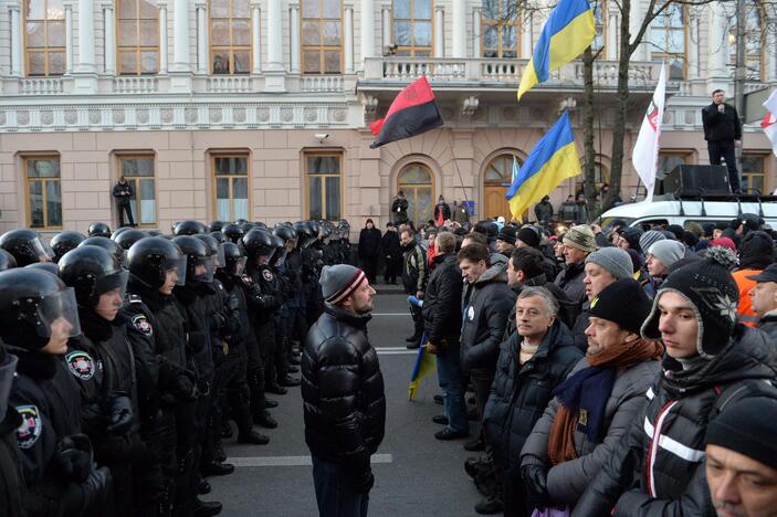 Ukrainoje prie Rados susirinko tūkstančiai protestuotojų